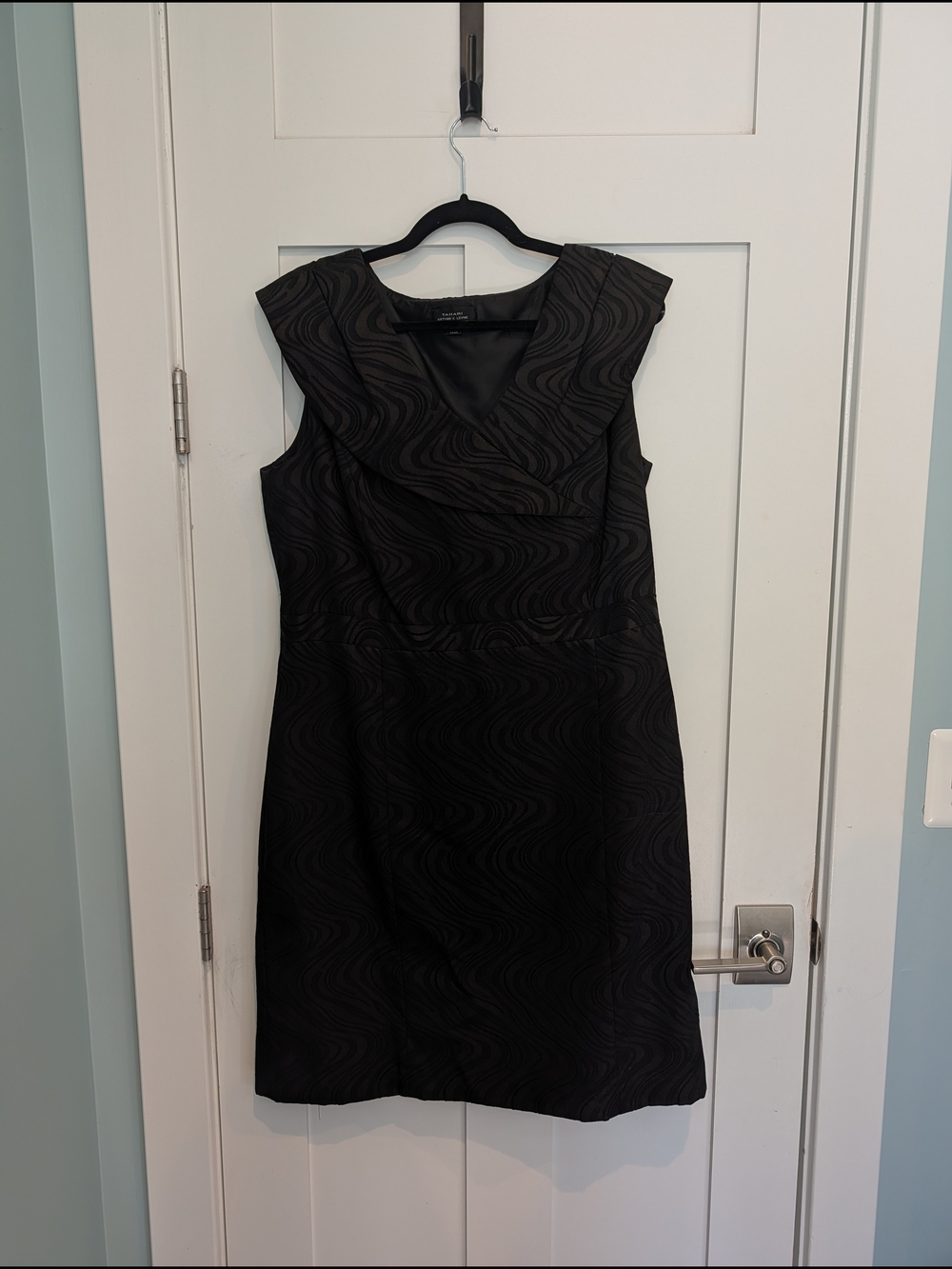 Elegant Tahari Arthur S. Levine Black Sleeveless Sheath Dress